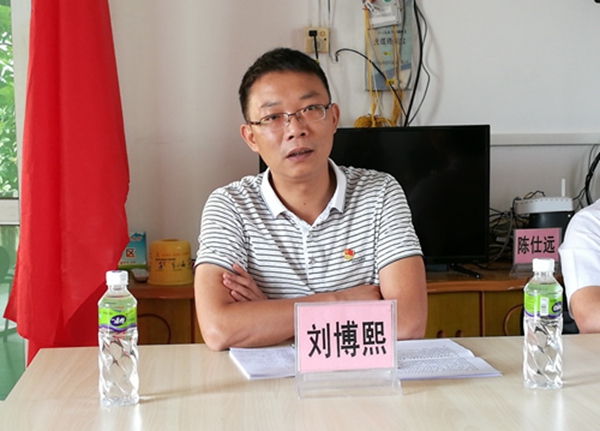 副本3镇委副书记、镇长刘博熙主持会议.jpg 副本3镇委副书记、镇长刘博熙主持会议.jpg