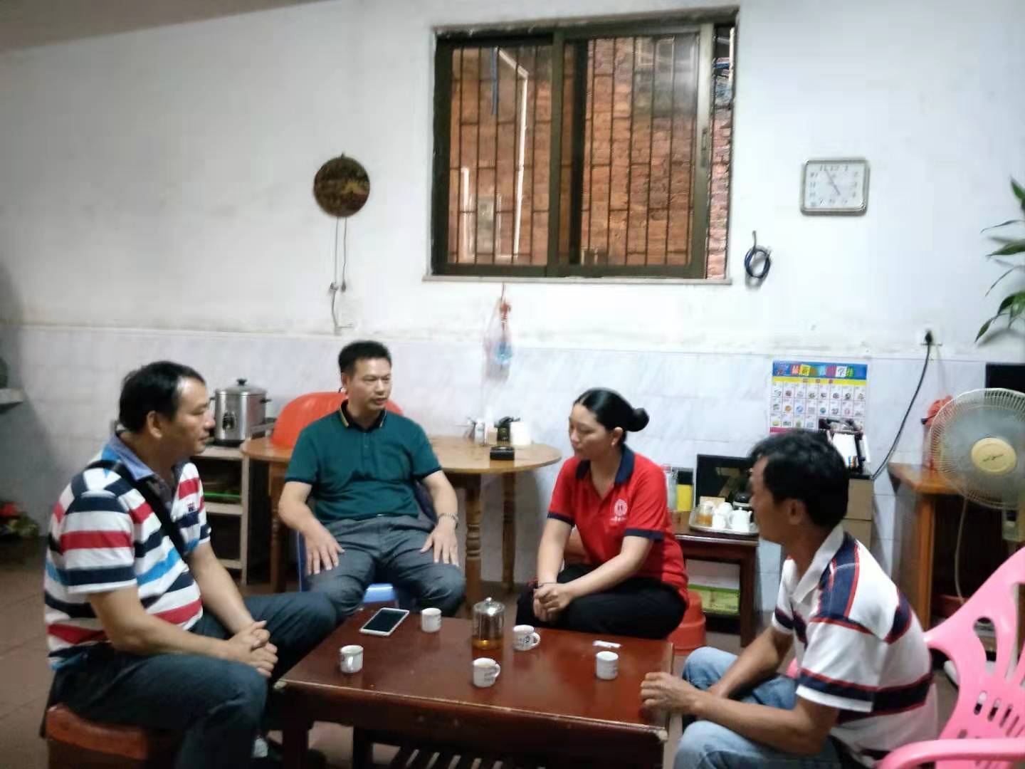 第四张：镇领导率队到应征青年家中开展家访活动.jpg