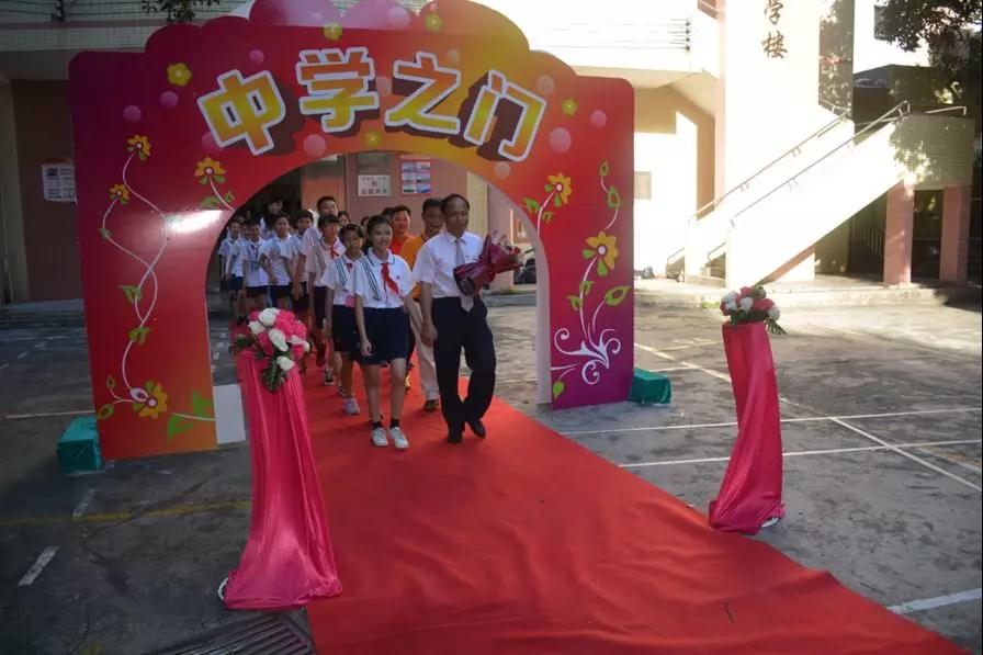 同学们在岑运洪校长和老师们的引领下跨过“中学之门”.jpg