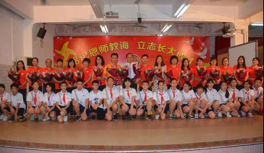 学生代表向恩师献花.jpg