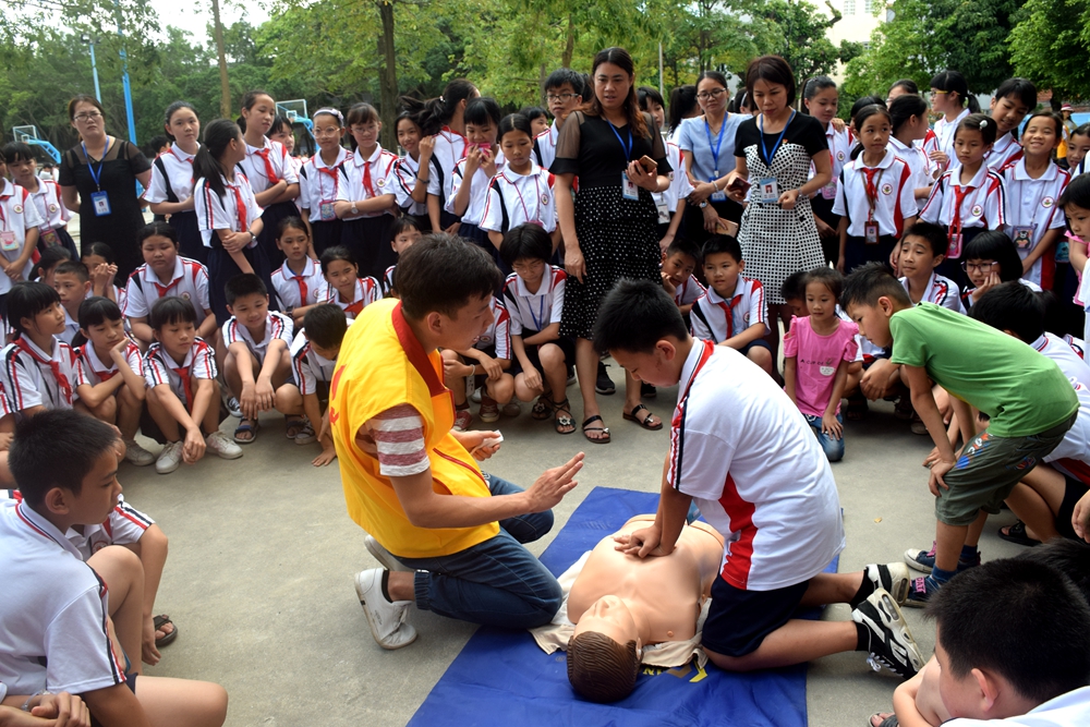 6.指导学生进行急救.jpg