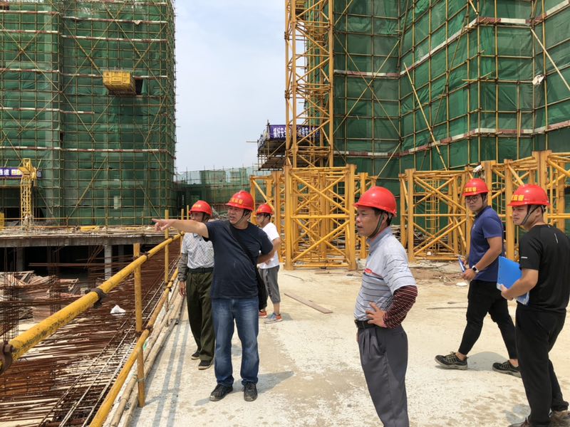 5-市住建局党员干部检查幸福御城工地安全工作.jpg 5-市住建局党员干部检查幸福御城工地安全工作.jpg