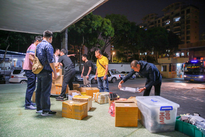 民警清点行动中缴获的可疑物品.JPG