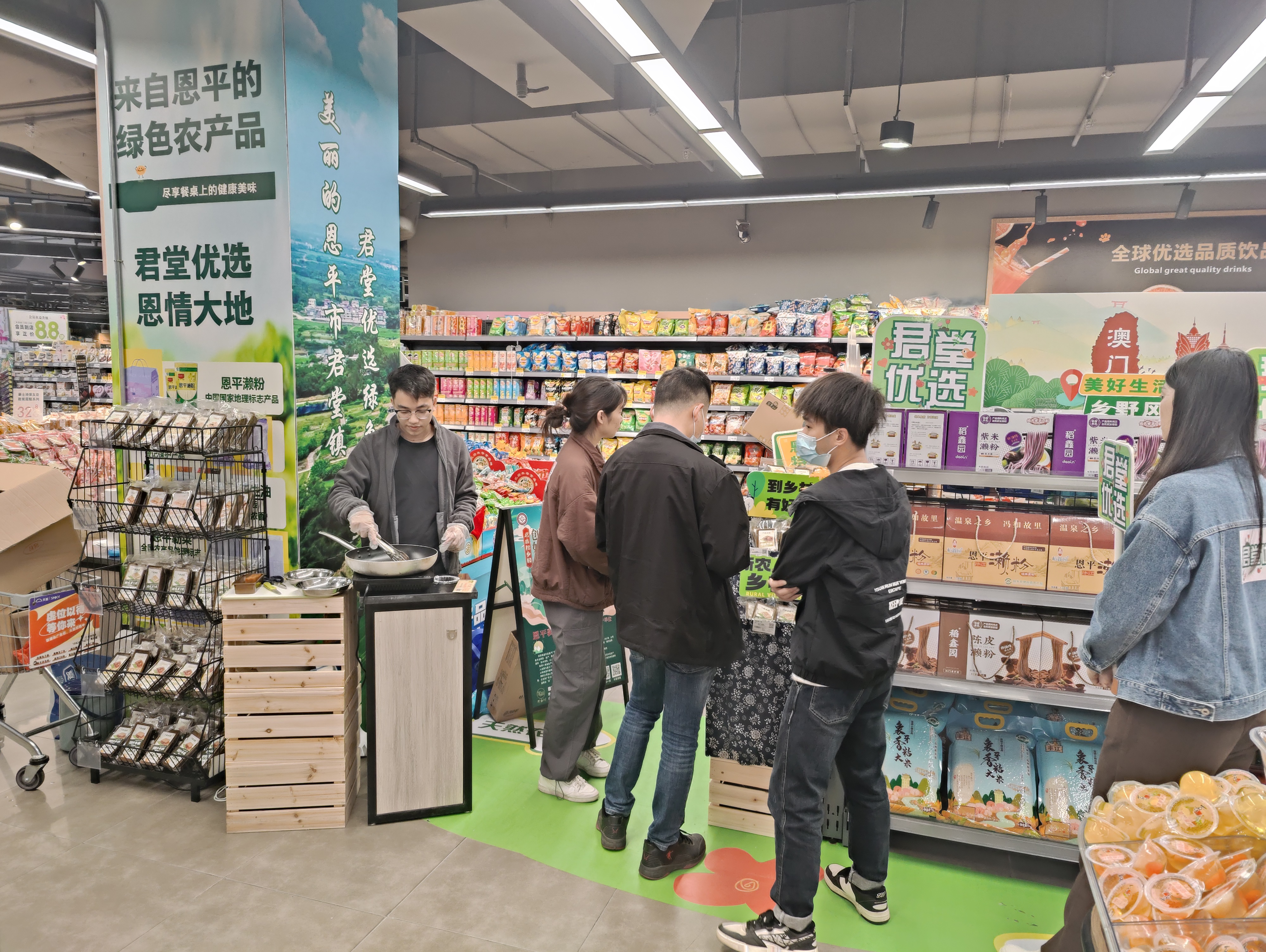 第二张：江门市区顾客纷纷咨询货架商品情况.jpg