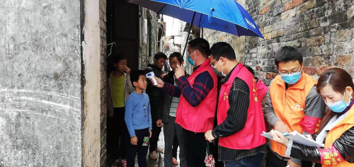 1为村民测量体温并进行健康登记.jpg