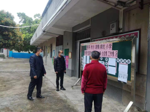 2到面上学校指导防疫工作.jpg