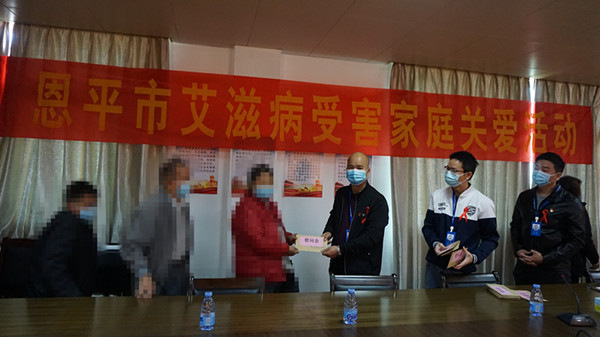 2.恩平市疾控中心主任甄竞舵发放慰问金_副本.jpg