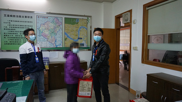 3.恩平市疾控中心副主任陈亮发放生活用品_副本.jpg