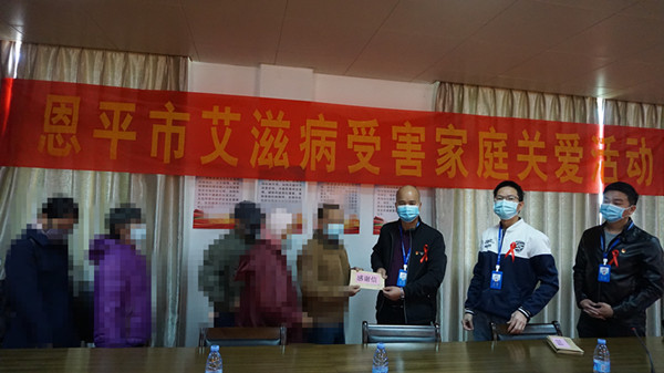 4.患者代表陈先生向恩平市疾控中心送上感谢信_副本.jpg