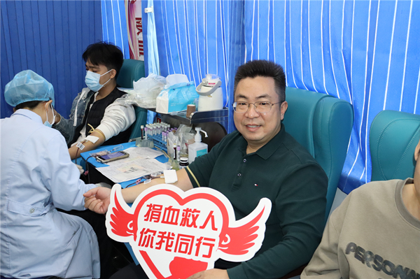 1.恩平市卫生健康局党组书记蒋蔚昱带头献血。_副本.jpg