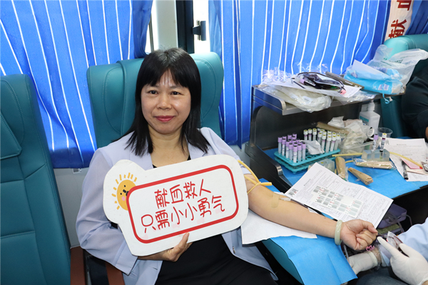 2.恩平市卫生健康局局长刘笑云带头献血。_副本.jpg