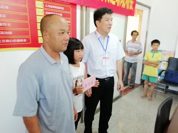 副本3市人大代表陈伟文慰问困难学生.jpg