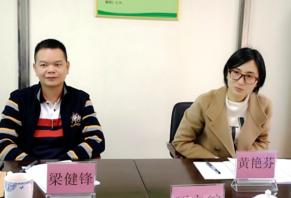 副本图4:黄艳芬、梁健锋认真听取工作汇报.jpg 副本图4:黄艳芬、梁健锋认真听取工作汇报.jpg