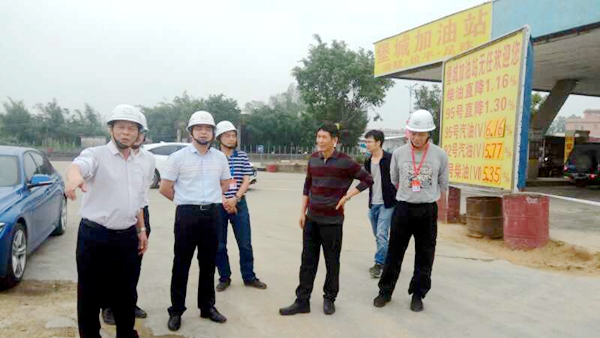 副本1市委常委、常务副市长郑成博一行到堡城加油站检查安全生产工作.jpg
