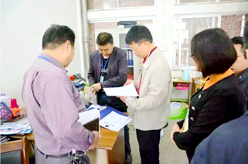 副本1梁国光一行查验原料采购索证索票、食品留样、从业人员健康证等资料.jpg
