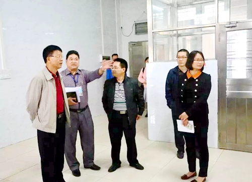 副本2梁国光一行听取黄色通校长的食堂工作汇报.jpg