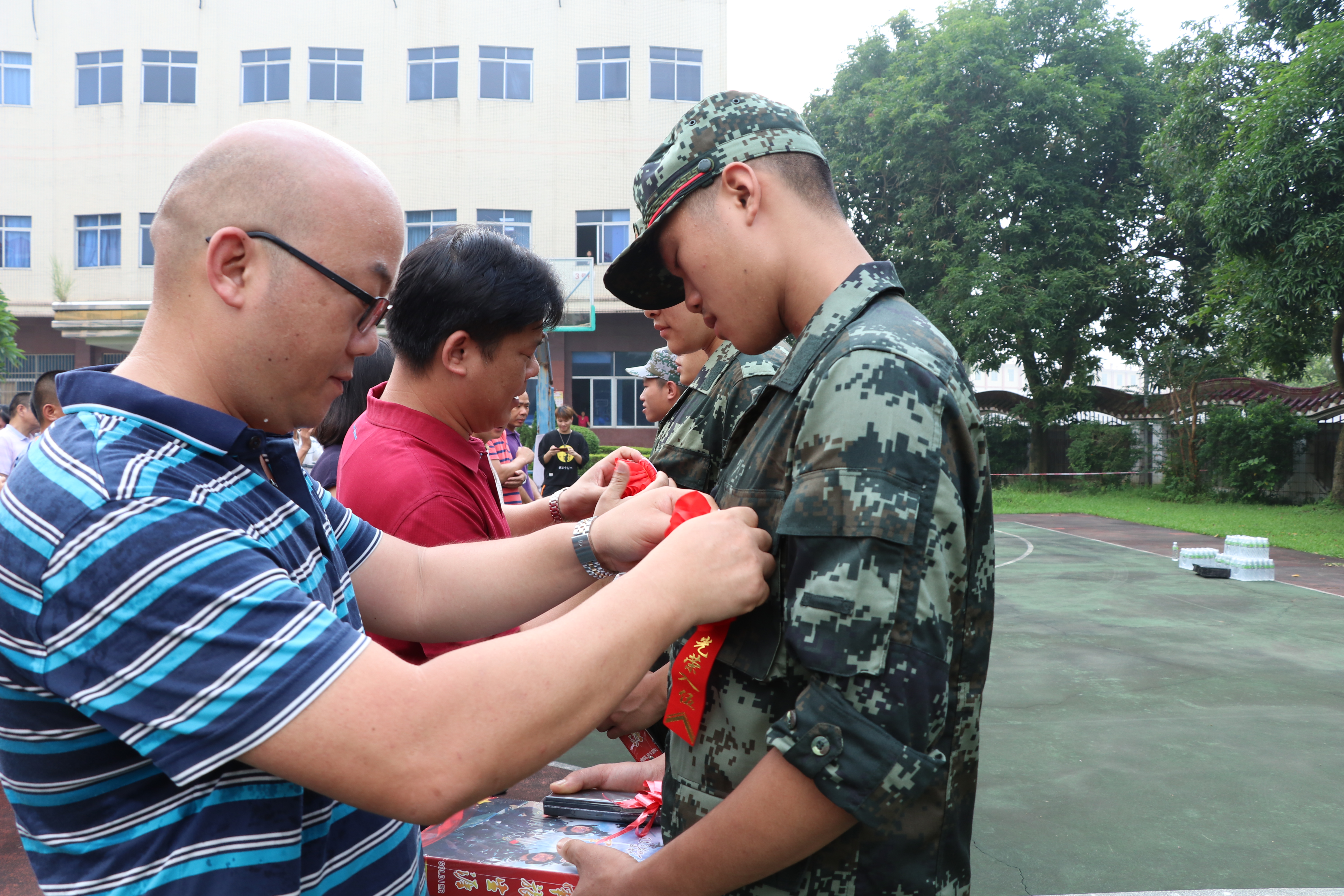 第四张：镇领导为入伍新兵佩戴大红花和赠送纪念品.JPG