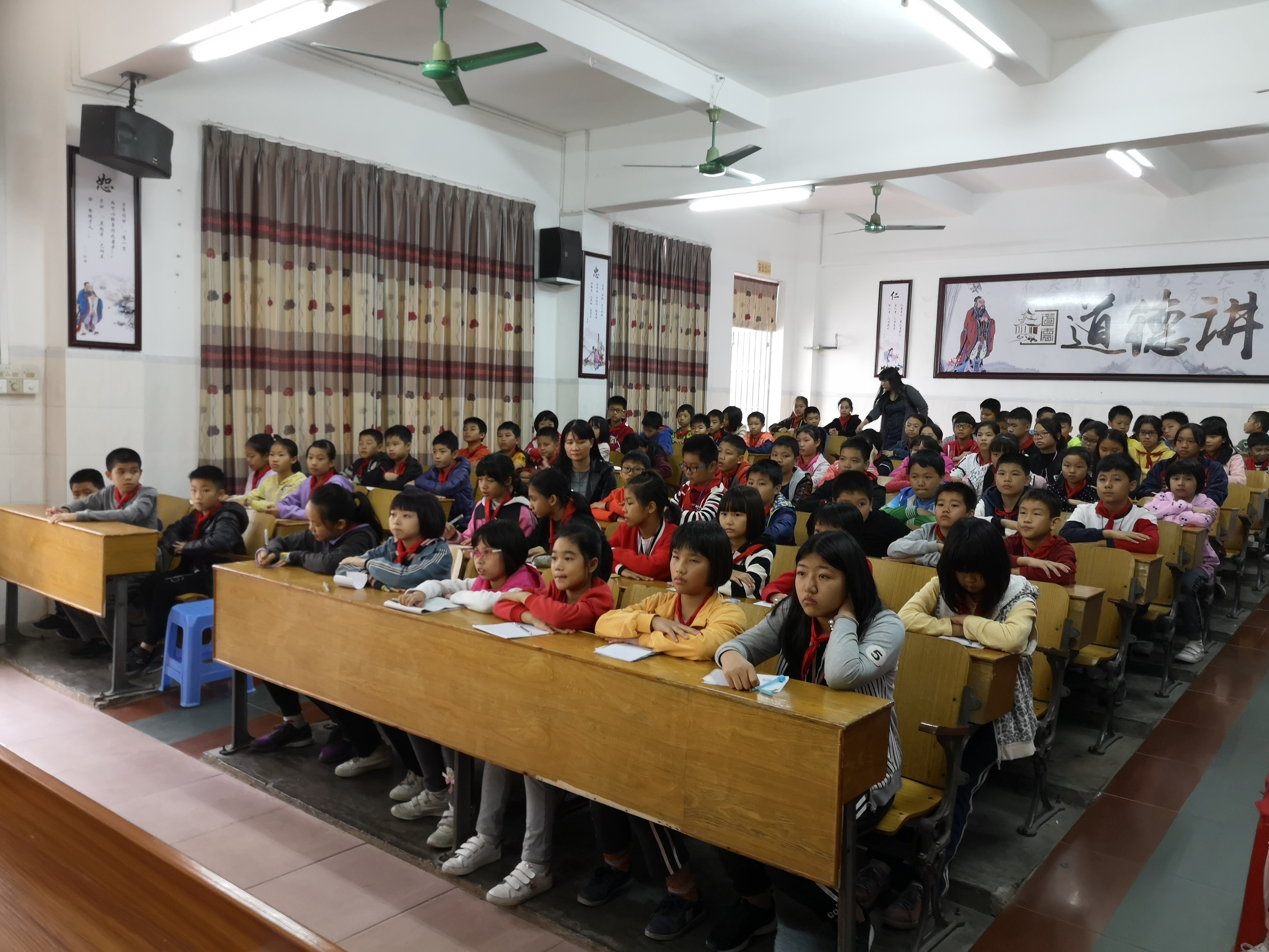 学生在认真听讲.jpg