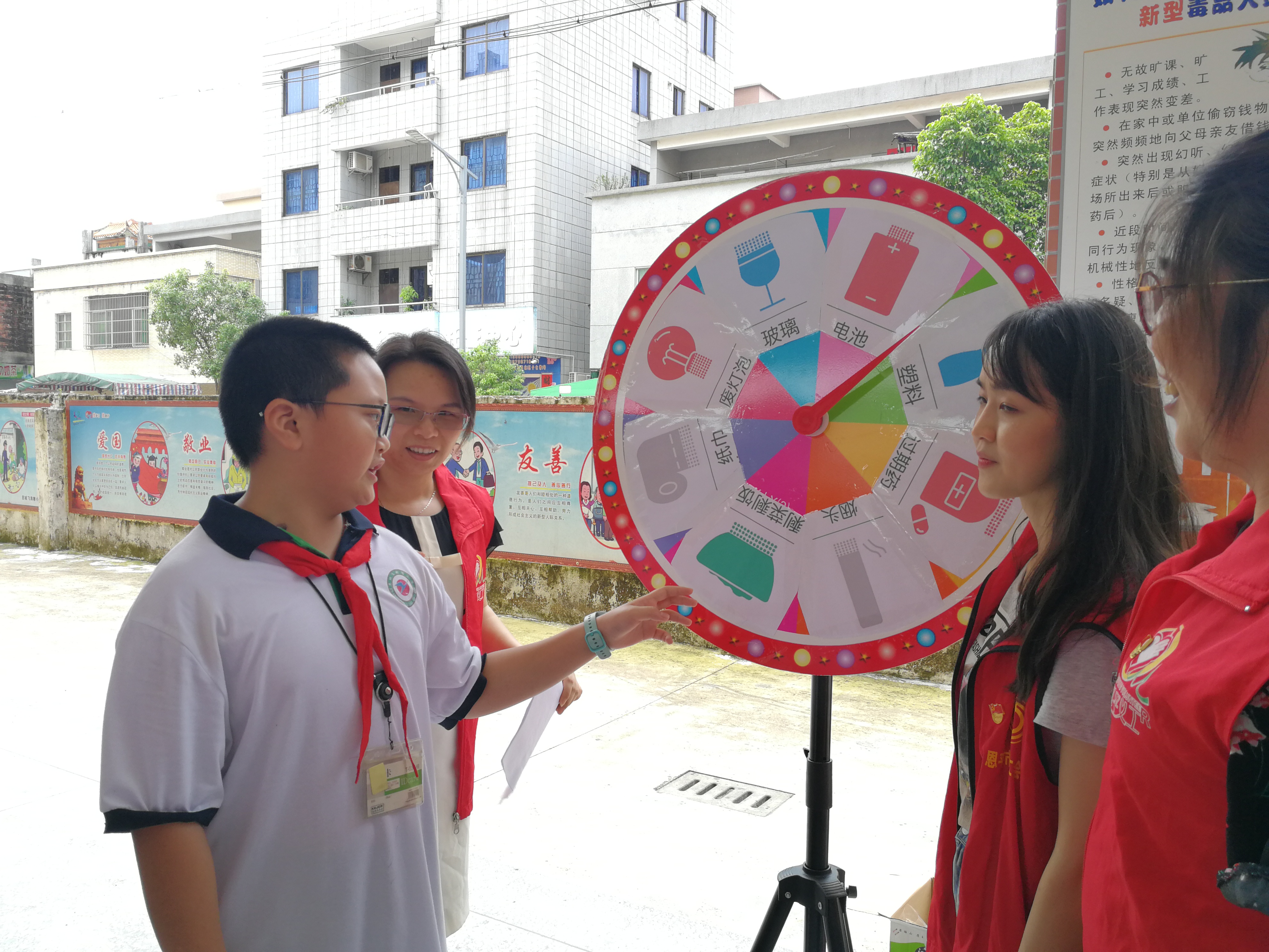 3学生学习垃圾分类知识.jpg