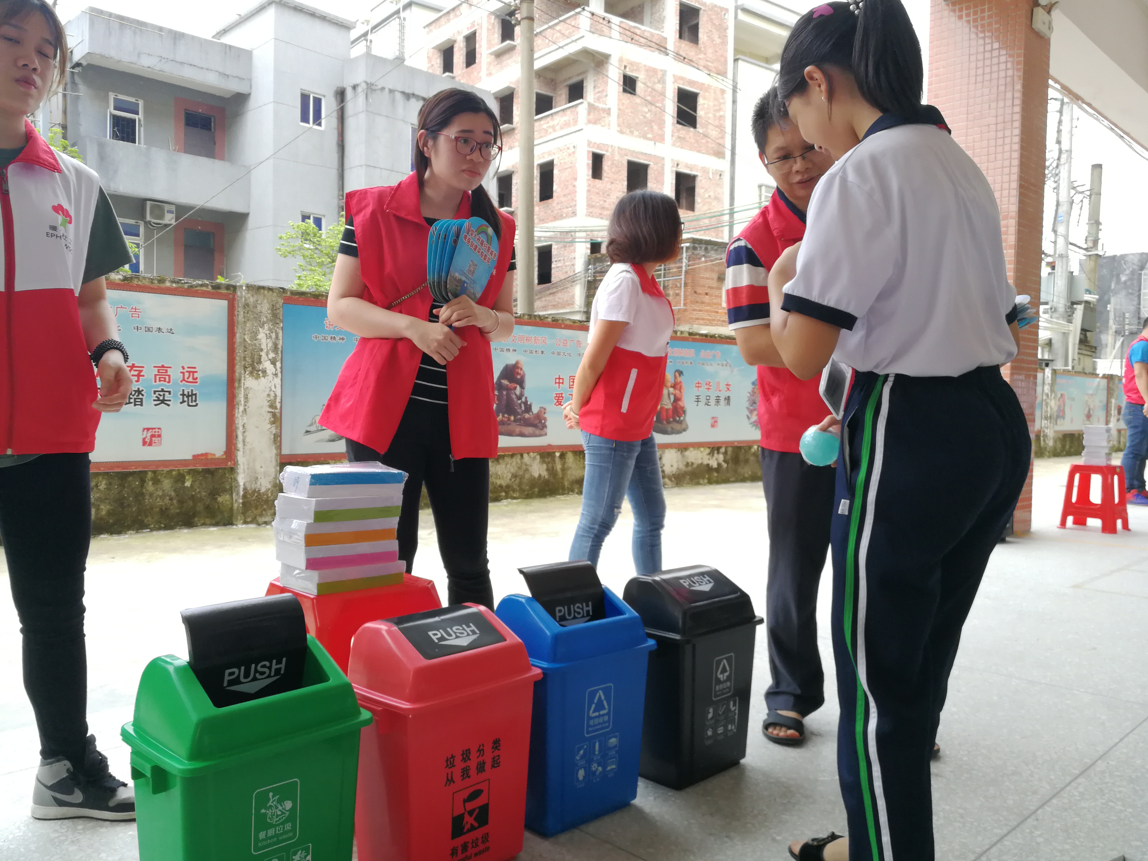 4学生参与垃圾分类投放.jpg