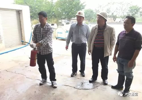1何伟劲带队到我镇垃圾中转站进行大排查.jpg 1何伟劲带队到我镇垃圾中转站进行大排查.jpg