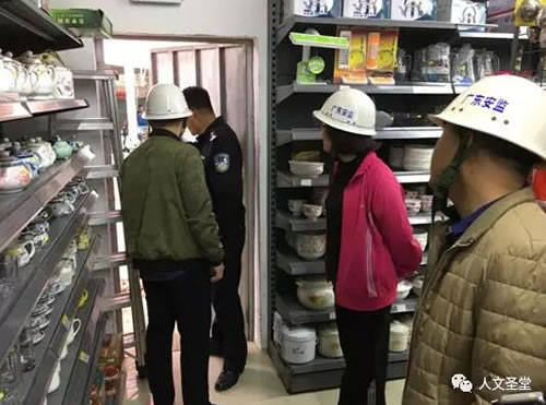 3检查组到我镇超市进行大排查.jpg 3检查组到我镇超市进行大排查.jpg