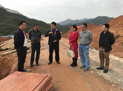 副本1:劳沈川同志正在视察.jpg