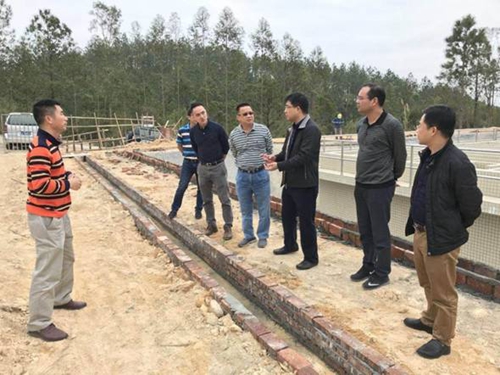 副本2:劳沈川同志正在视察.jpg